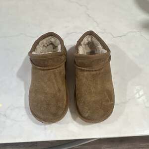 UGG Cozy II Kids (Size 12) Chestnut Brown Suede Sheepskin Lined Slippers